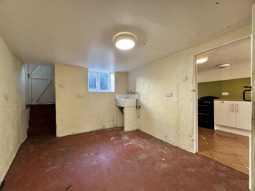 Lot: 130 - MID-TERRACE CORNER HOUSE - Utility area
